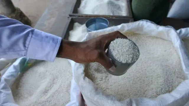 ဆန်တစ်အိတ်ကို ယွမ် ၁၀၀ ဝန်းကျင်ကနေ ယွမ် ၁၂၀ ( ကျပ်ငွေ ၂၅, ၀၀၀ ) ဝန်းကျင်ခန့်အထိ ရှိ