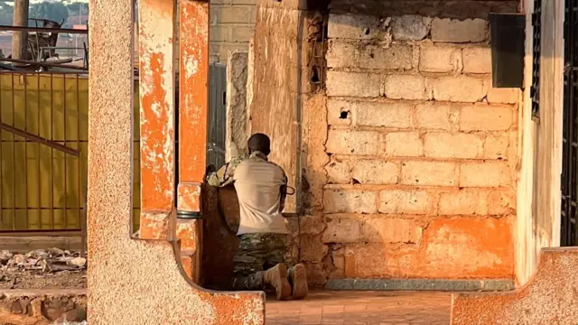 جندي مالي يقف في موقعه حاملاً سلاحه خلال هجوم على قاعدة كاتي العسكرية الرئيسية في مالي، الواقعة خارج العاصمة باماكو، في 25 أبريل/نيسان 2026.