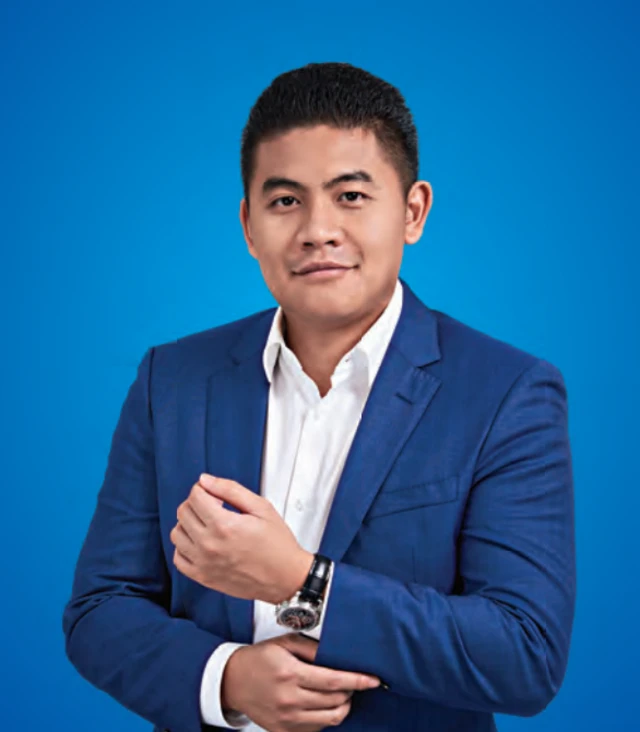 นายยิม เลียก เป็นลูกชายของนายยิม ชัยลี อดีตรองนายกรัฐมนตรีของกัมพูชา