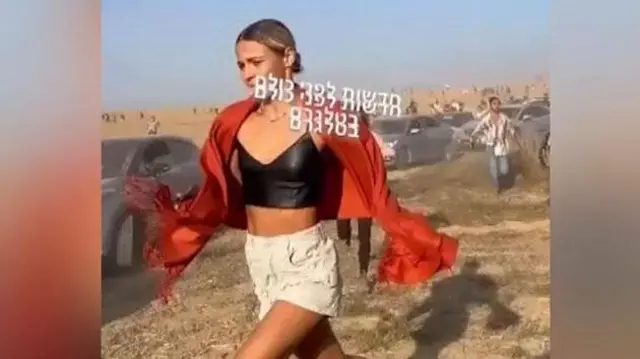 رواد الحفل يهربون بعد سماع دوي إطلاق نار 