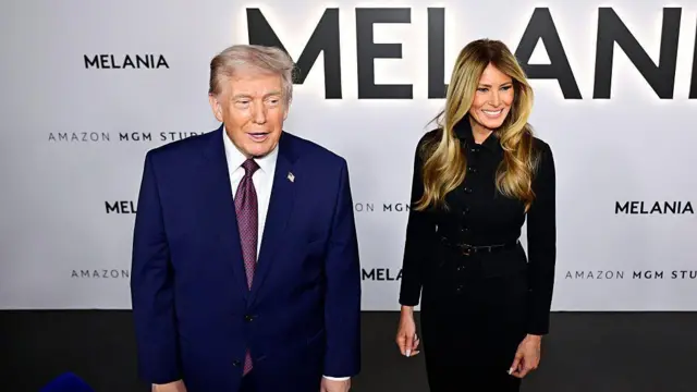 Bà Melania trong bộ vest đen sang trọng cùng ông Donald Trump trong bộ vest xanh xuất hiện tại buổi ra mắt phim