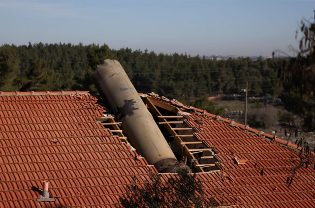 به گفته ارتش اسرائیل، یک ساختمان پس از پرتاب موشک از یمن آسیب دیده است، ۱۴ ژانویه ۲۰۲۵