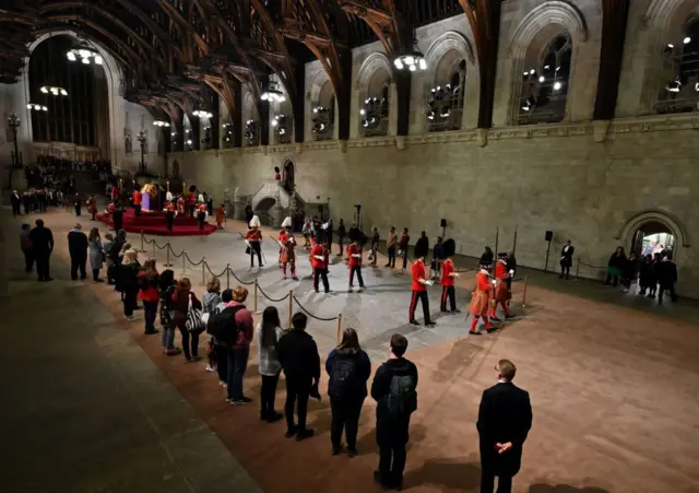 Quan tài Nữ hoàng bên trong Hội trường Westminster