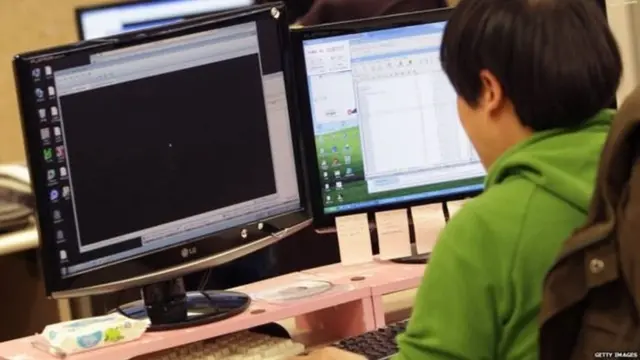 కంప్యూటర్‌లో ఇంటర్నెట్ వినియోగిస్తున్న ఉత్తర కొరియా వాసి