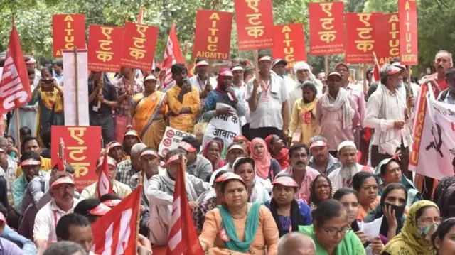 भारतात कामगार संघटना त्यांच्या मागण्यांसाठी सातत्यानं आंदोलन करत आल्या आहेत.