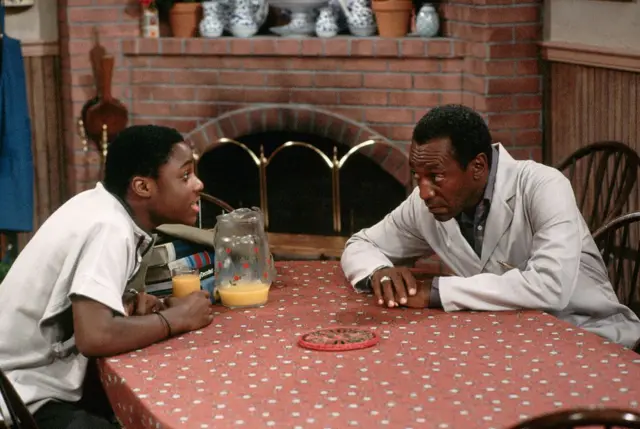 Bill Cosby joue avec Malcolm Jamal Warner dans une scène du "Cosby Show." (Photo de Jacques M. Chenet/CORBIS/Corbis via Getty Images)