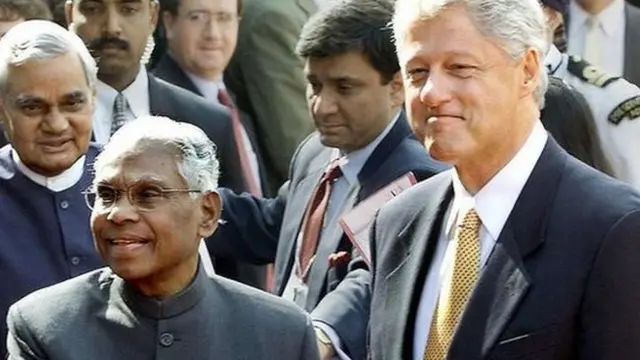 बिल क्लिंटन तत्कालिन राष्ट्रपती के. आर. नारायणन यांच्यासोबत