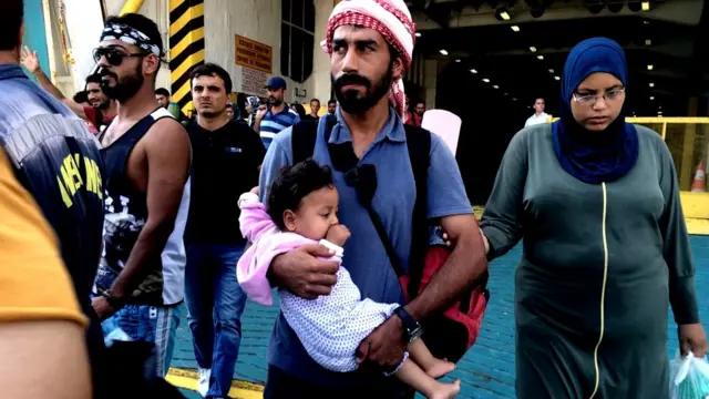 Familia desembarcando del ferry