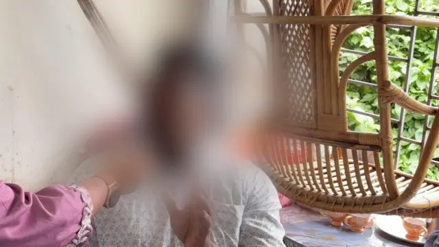 বিবিসি বাংলার সাংবাদিকের সঙ্গে কথা বলছেন নির্যাতনের শিকার হওয়া কিশোরীর কাকা