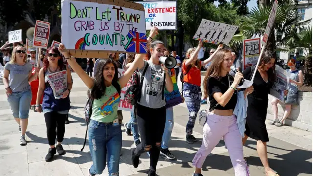 Kadınlar gösteriye gidiyor