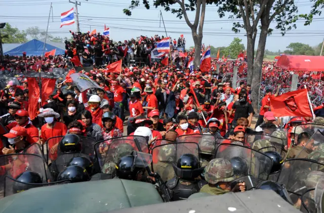 เสื้อแดงที่สถานีโทรทัศน์ไทยคม