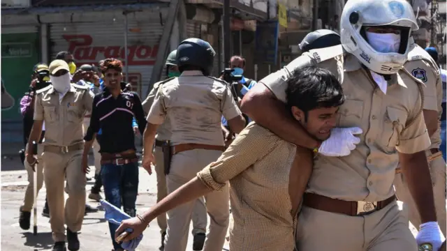 પોલીસ સ્ટેશનમાં કે જાહેર સ્થળે પોલીસકાર્યવાહીનો વીડિયો ઉતારવો એ ગુનો નથી