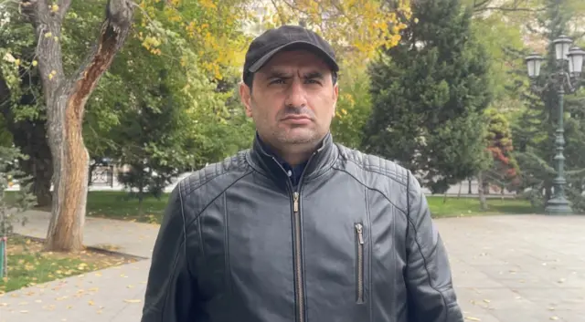 Azərbaycanda insan haqları ilə bağlı işlər görən Müdafiə xətti təşkilatının icraçı direktoru Rüfət Səfərovun təşkilatı Azərbaycan insan hüquqlarının vəziyyəti barədə monitorinqlər aparıb, hesabatlar hazırlayıb, fəalların və jurnalistlərin müdafiəsinin təşkilində iştirak edib.