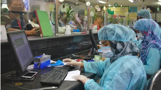 গ্রাহকদের সুবিধায় নতুন ফি নির্ধারণ করে সার্কুলার দিয়েছে বাংলাদেশ ব্যাংক