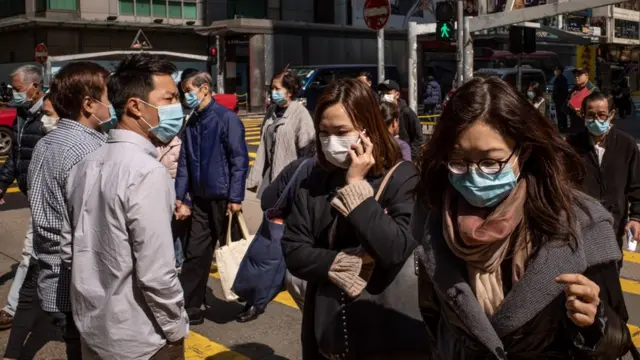 Pessoas usam máscaras para se protegerjogar de graça na blazecoronavírus