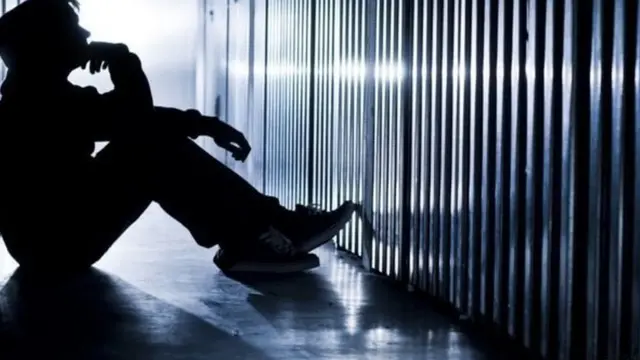 निराशेच्या गर्तेत असलेला तरुण