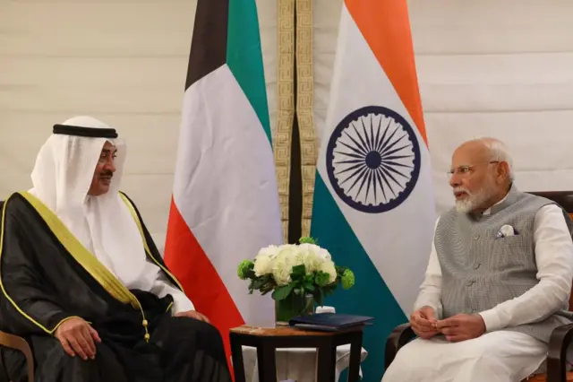 भारत के प्रधानमंत्री नरेंद्र मोदी (दाएं) कुवैत के क्राउन प्रिंस शेख सबाह खालिद हमद अल-सबाह 