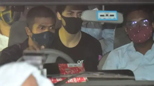 ২০২১ সালে এক বিলাসবহুল ক্রুজের পার্টিতে মাদক সেবন ও মাদক রাখার অভিযোগ উঠেছিল আরিয়ান খানের বিরুদ্ধে। 