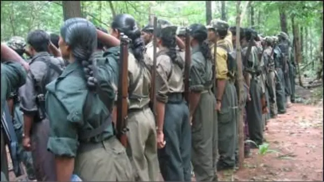 মাওবাদী পার্টির নারী গেরিলাদের দল