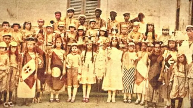 Dezenas de pessoas fantasiadas posando para foto