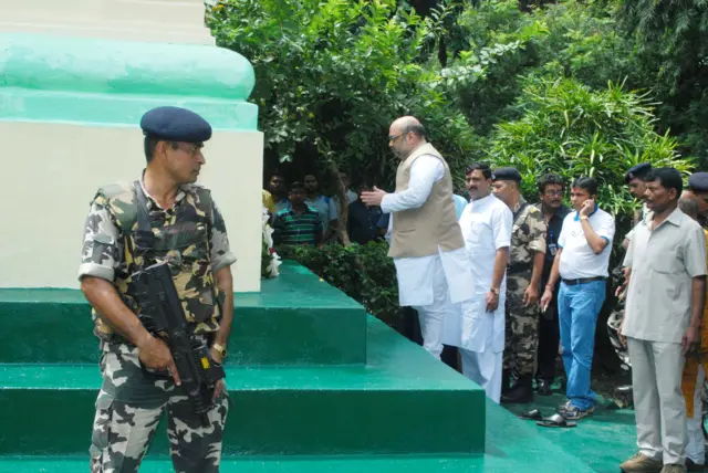 अमित शाह श्यामा प्रसाद मुखर्जी की प्रतिमा पर फूल चढ़ाते हुए