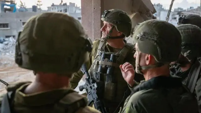 Makamanda wa kijeshi wa Israel wakitembelea eneo ambalo Sinwar aliuawa