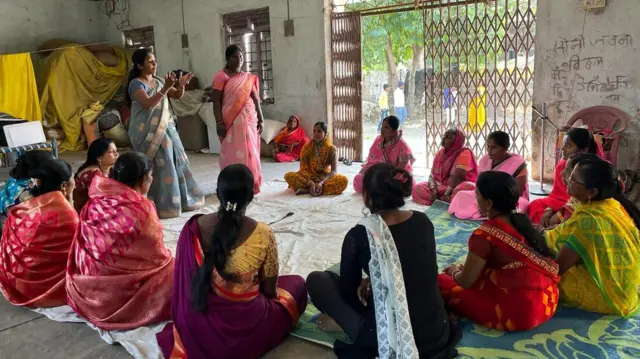 बीडमधल्या सोनीजवळा गावातील महिलांना बालविवाहाचे दुष्परिणाम समजावून सांगताना रामकुवर आणि अनिता