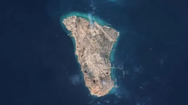 खार्ग बेट खाडीच्या उत्तर भागात आहेत आणि ते इराणच्या जवळपास 90 टक्के कच्च्या तेलाच्या निर्यातीचं केंद्र आहे