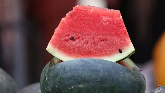 Wata kankana da aka yanka aka juya ta saman wadda aka yankan