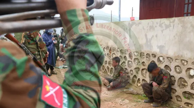 TNLA ပူးပေါင်းအဖွဲ့တွေထံ လက်နက်ချခဲ့တဲ့ စစ်ကောင်စီတပ်ဖွဲ့ဝင်တွေ