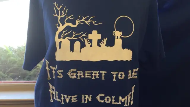 Camiseta con el lema "Es genial estar vivo en Colma"