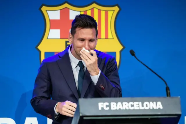 ميسي يبكي خلال مؤتمر لإعلان رحيله عن برشلونة