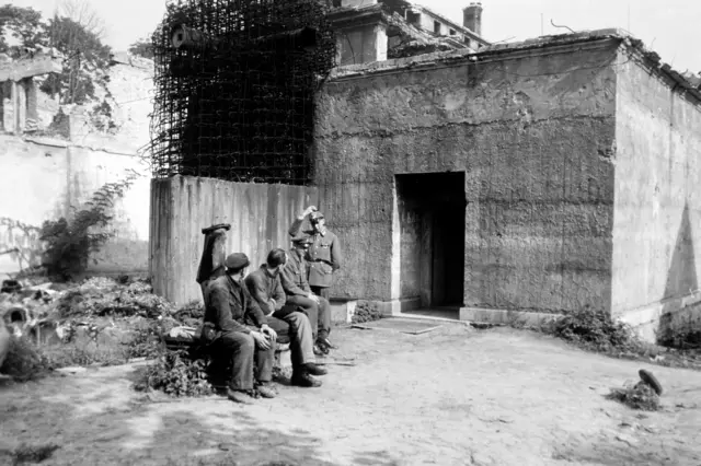 Fekete fehér képen látható, ahogy katonák őrzik 1946-ban a Führerbunkert, ahol Hitler és Eva Braun öngyilkosságot követett el.