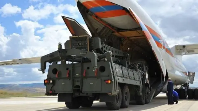 Türkiye'nin 2019'da teslim aldığı S-400 bataryası. Rusya'ya ait bir kargo uçağından indirildiği anın fotoğrafı.