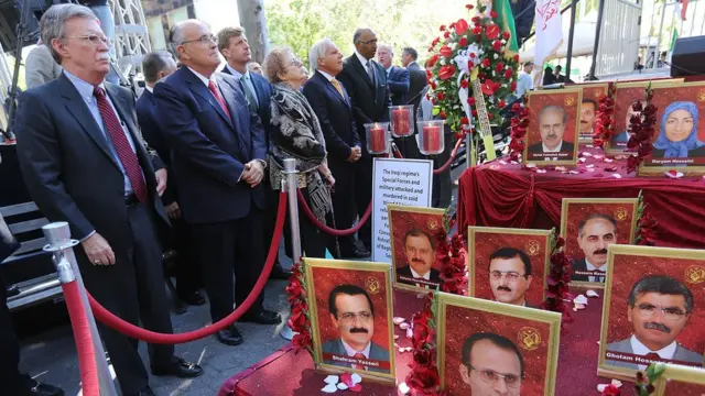 جان بولتون رابطه خوبی با سازمان مجاهدین خلق دارد. این‌جا در تجمع گروهی از مخالفان جمهوری اسلامی در حاشیه مجمع عمومی سازمان ملل، در کنار تصاویری از اعضای کشته‌شده مجاهدین خلق