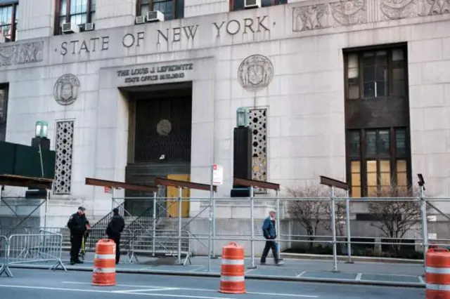 ম্যানহ্যাটন আদালতের বাইরে কড়া নিরাপত্তা নেয়া হয়েছে