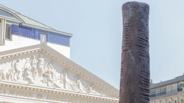 Скульптура, воспроизводящая кость Ишанго, обнаруженную бельгийским геологом, на одной из площадей Брюсселя