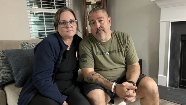 کاترین و تونی سالس کنار یکدیگر نشسته‌اند