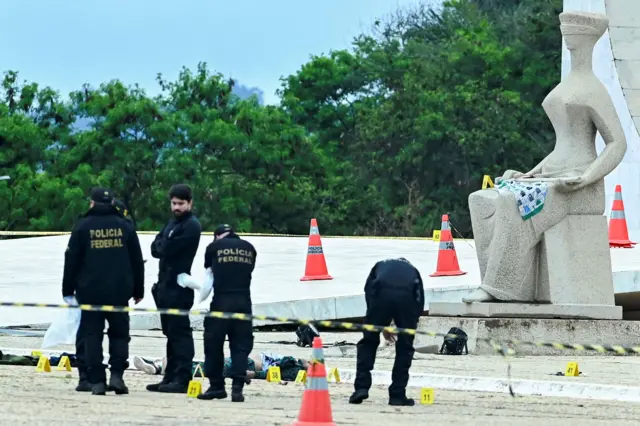 Agentes da Polícia Federal periciam corpo mortocassino mr betfrente ao STF