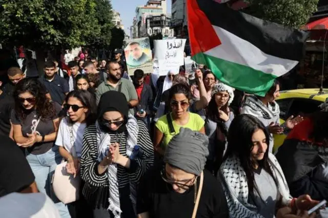 Muri Cisjordanie/West Bank, incuti z'Abanya-Palestina bapfungiwe mu mabohero ya Israel basaba ko barekurwa, bongera bashikiriza ubutumwa bwo gushigikira abanya-Gaza 