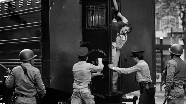 Pessoas são presas durante a ditadura argentina