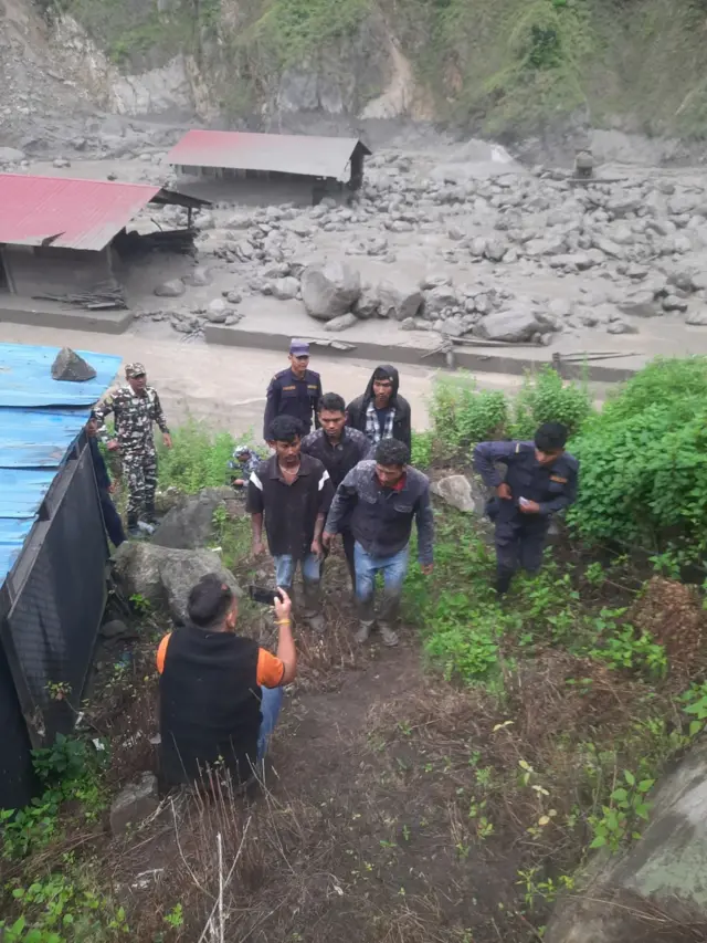 रसुवामा उद्धारमा खटिएको टोली