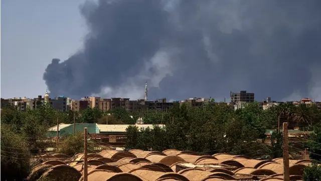 تصاعد الدخان فوق المباني في الخرطوم