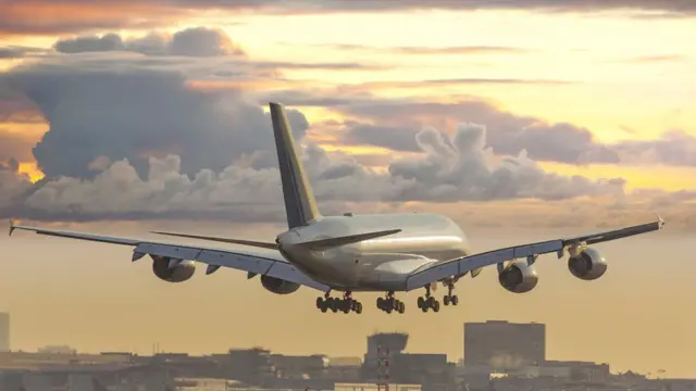 Avión aterrizando.
