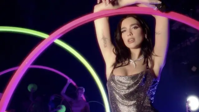 ዱዋ ሊፓ የተሰኘችው አዲስ መጭ ሙዚቀኛ ባለፈው ኅዳር ከጓዳዋ ሆና ያስተላፈችው ድግስ በኢንተርኔት ዓለም ብዙ ሰዎች ያዩት ሆኗል