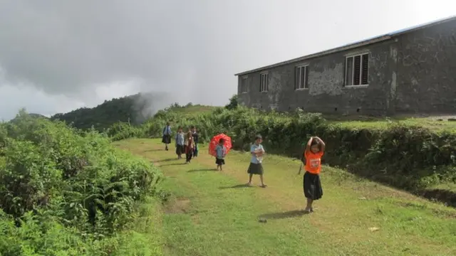 बालिकाहरू विद्यालय जाँदै