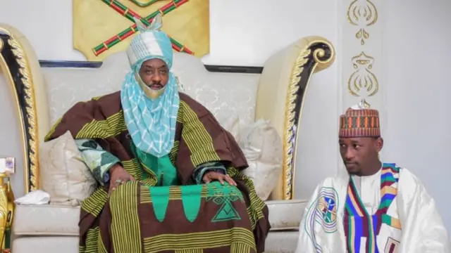 Sanusi Lamido sidon for im throne wit im man servant