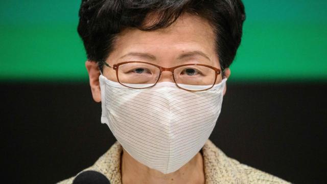 香港行政长官林郑月娥戴着口罩出席新型冠状病毒疫情记者会（5/5/2020）