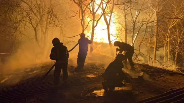 Equipes de resgate trabalham em edifícios danificados por bombardeios, enquanto a invasão russa da Ucrânia continua, em Mykolaiv, Ucrânia, nesta foto divulgada em 23 de março de 2022