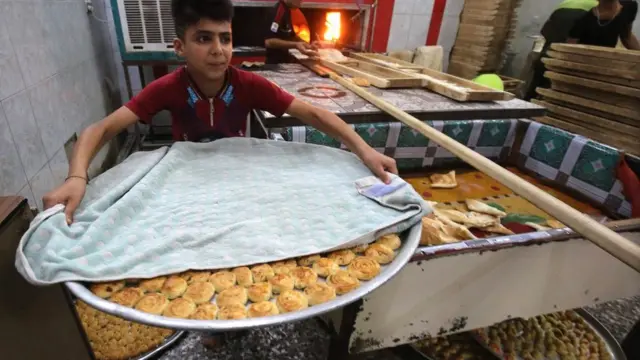 تحضير كعك العيد التقليدي "كليجة" في أحد المخابز في العاصمة العراقية بغداد.